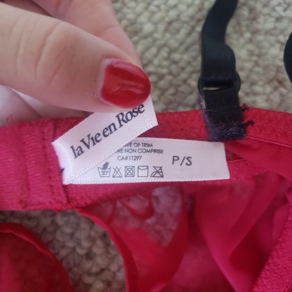 Red and black ruffled lingerie - Picture 4 of 9